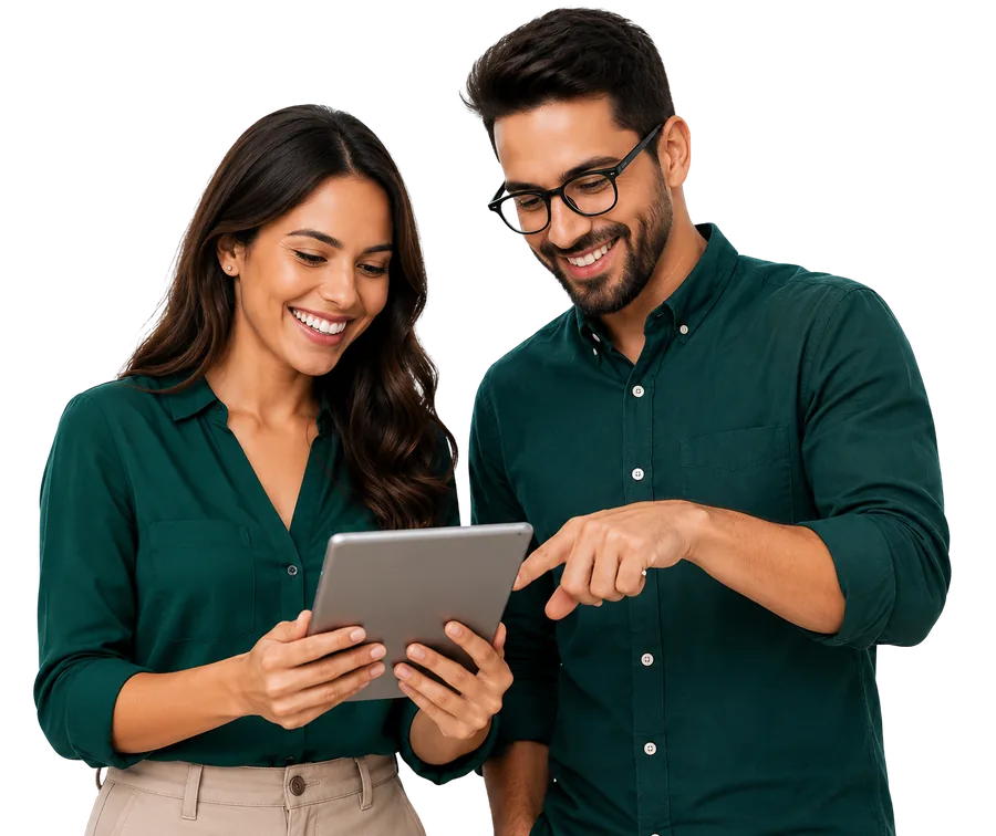 Equipe usando a plataforma MFChatWhats em um tablet